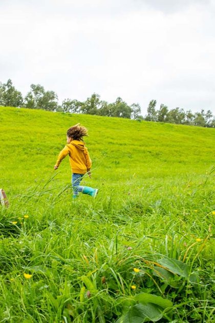Children run towards the Knardijk near the Oostvaardersplassen lakes