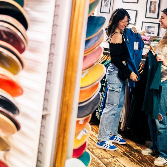 Zwolle Vintage shopping in clothing shop