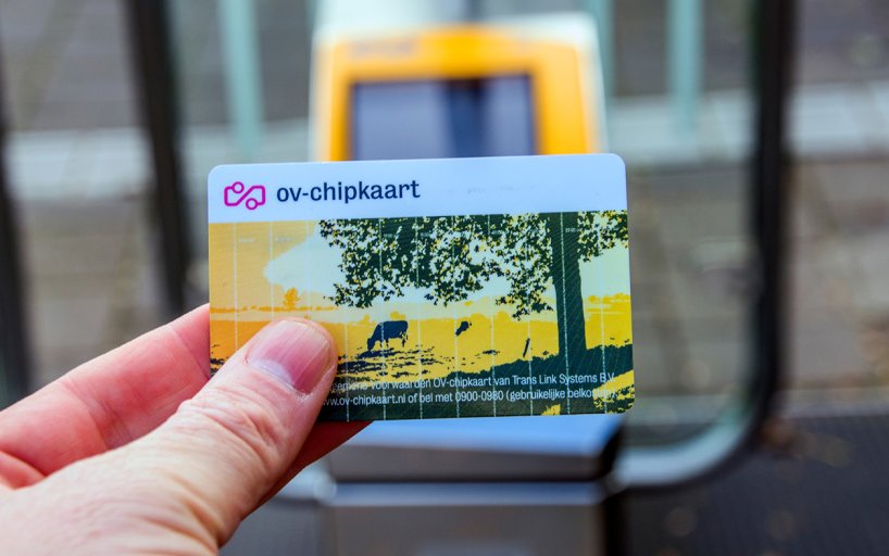 Hand with OV-chip card NS checks in at station