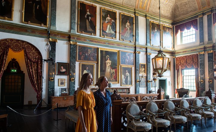 Kasteel Amerongen young ladies admire the interior