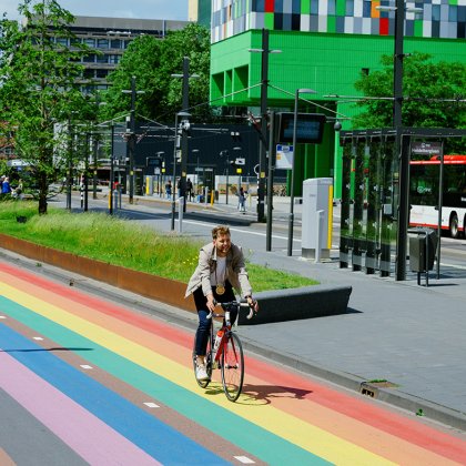 Jelle Bakker on a bike in Utrecht over rainbow bike path