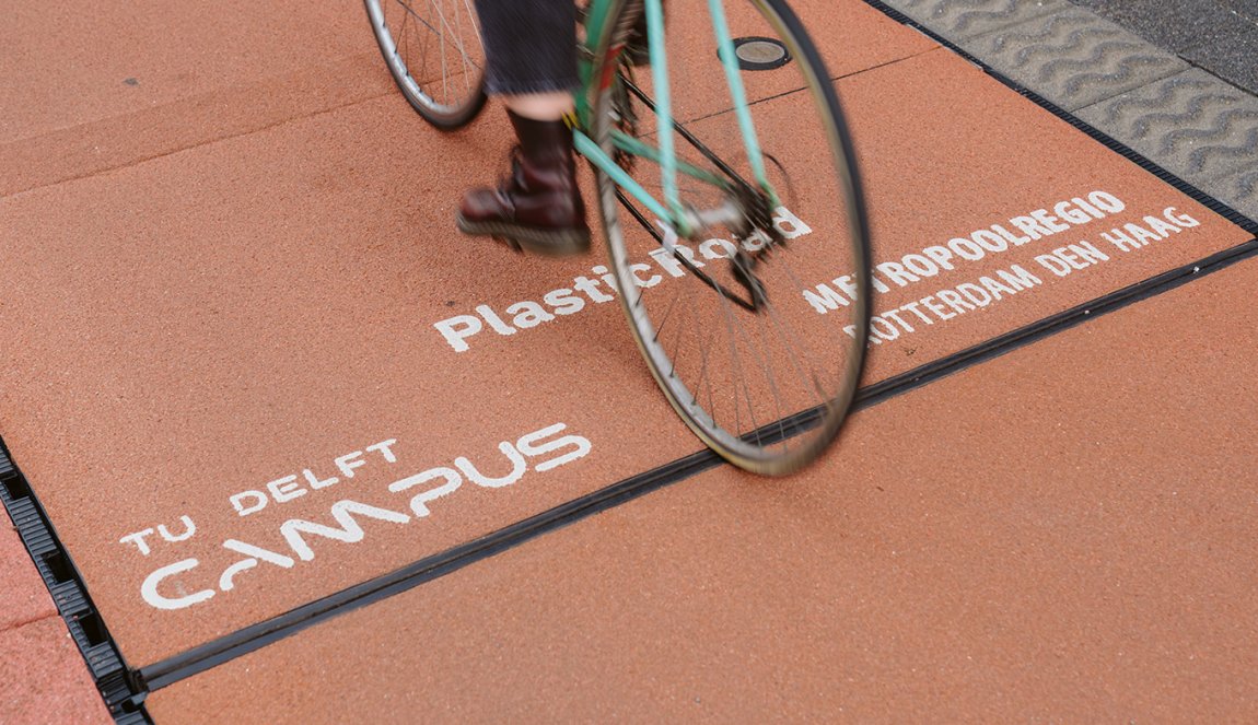 Cyclist on intelligent bike path TU Delft