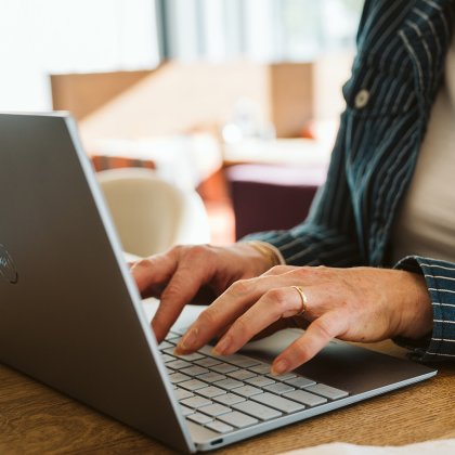 Werken achter de laptop