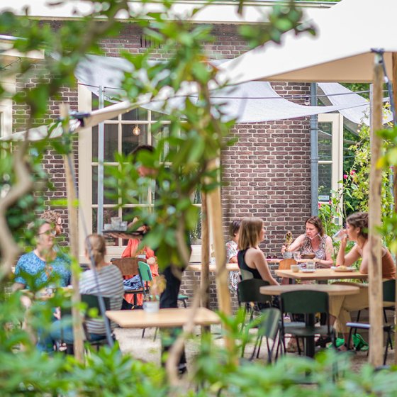 Utrecht Landhuis in de stad, visitors sitting outside on the terrace