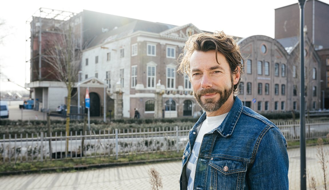 Portrait John Linssen outside in front of the SugarFactory in Halfweg