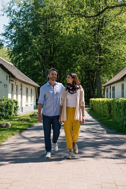 Couple walking arm in arm Kolonien van Weldadigheid