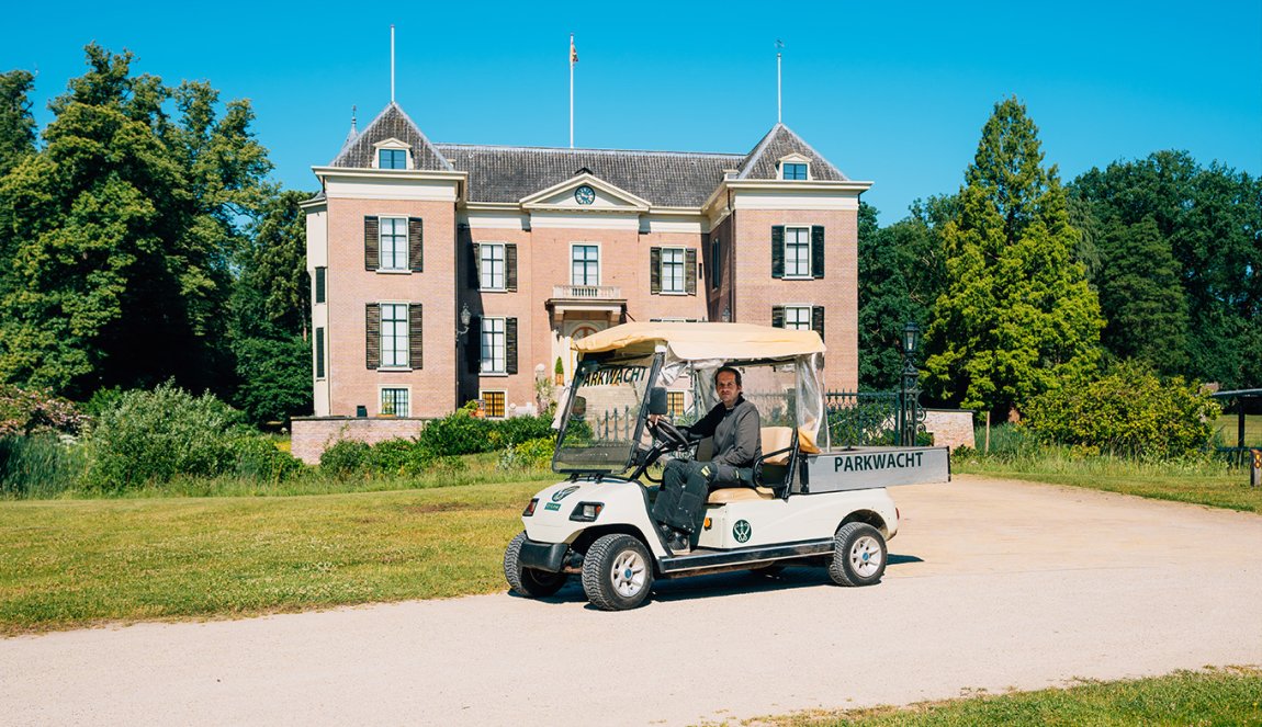 Jeroen Simonis in carriage in front of Huis Doorn