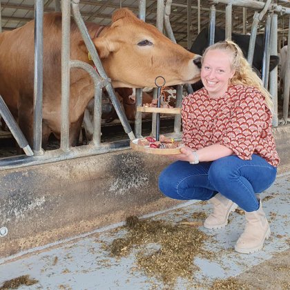 Landwirtin Linda mit ihren K&uuml;hen in Overijssel