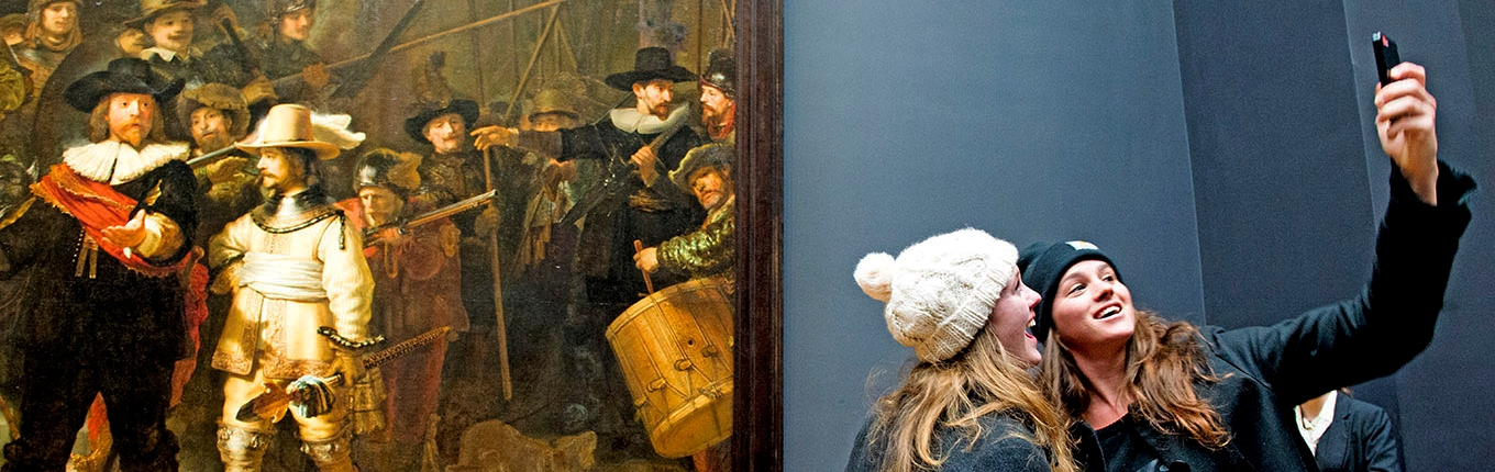 Girls making selfie in front of Nachtwacht Rijksmuseum