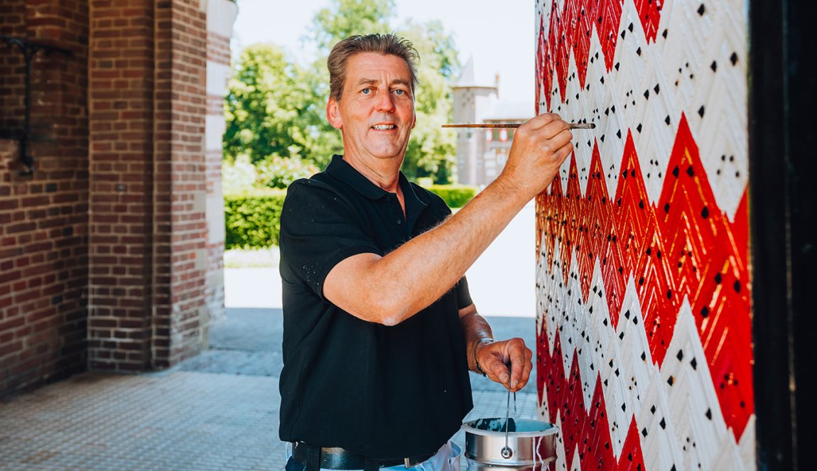 aul Hoogstraten paints red white door