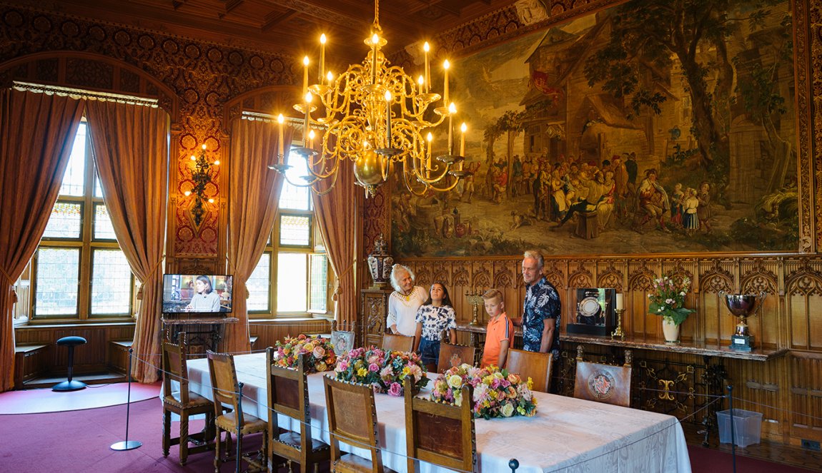 Kasteel de Haar family admires dining room Kasteel de Haar family admires dining room