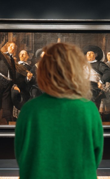 Stedelijk Museum Alkmaar lady admires painting