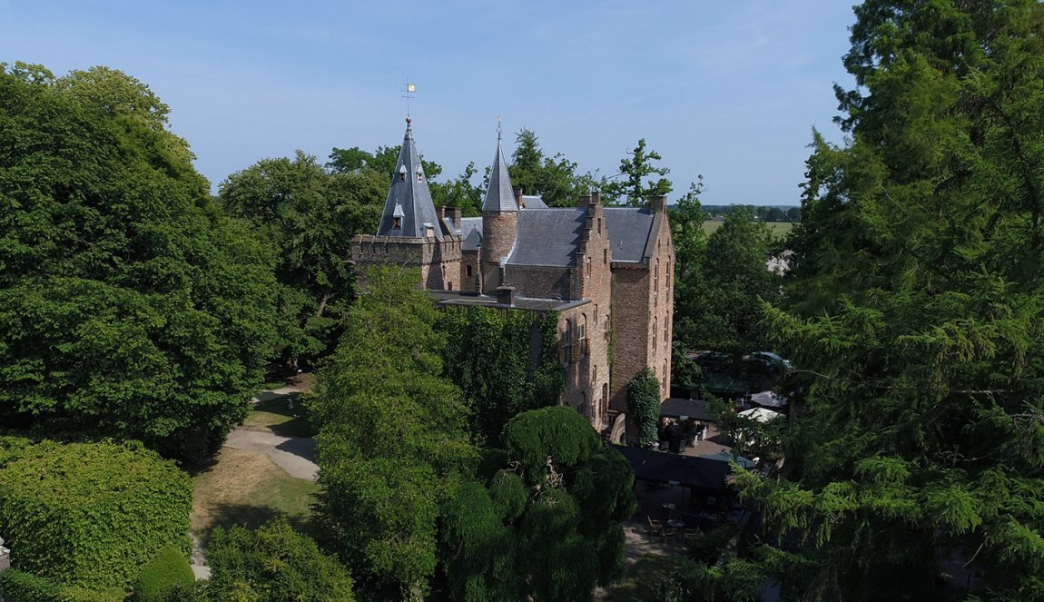 A side view of castle Sypesteyn and its garden