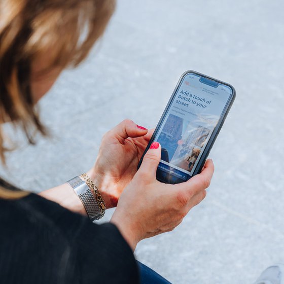 Belle de Gast with mobile