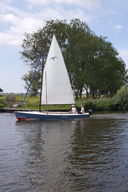 People sailing through the Alde Feanen