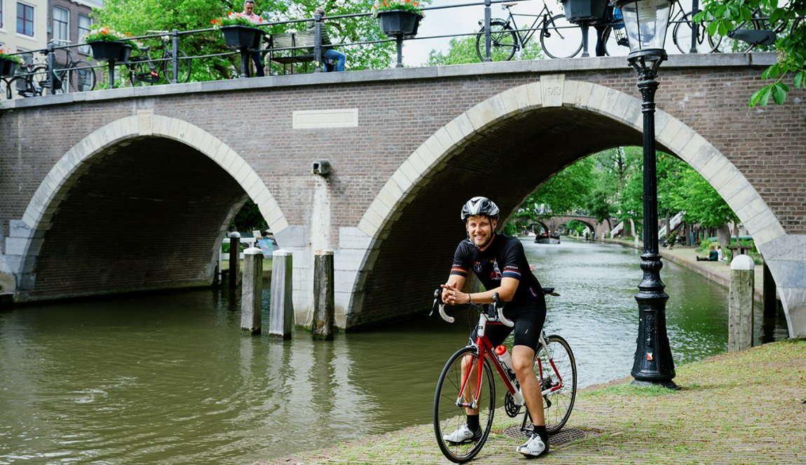 Jelle Bakker on a bike in Utrecht along the canal