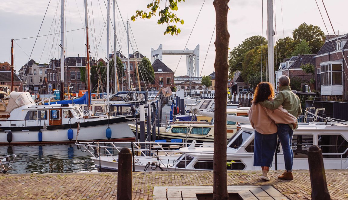 Dordrecht Maartensgat couple looks at the boats in the harbor