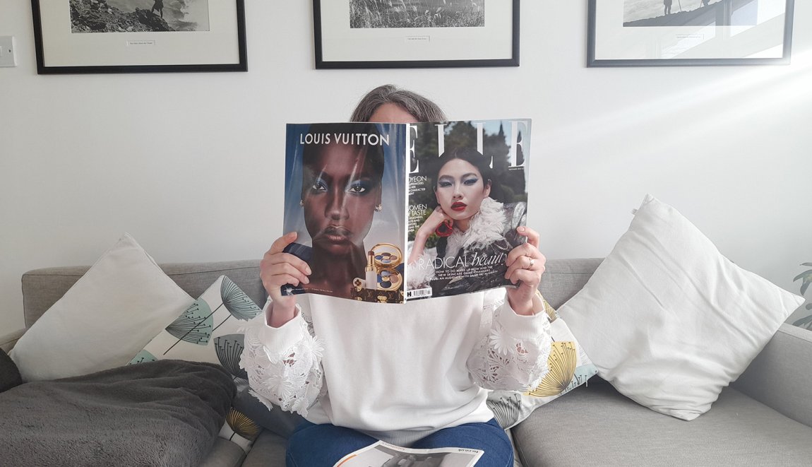 Newsroom press Simone reading a magazine