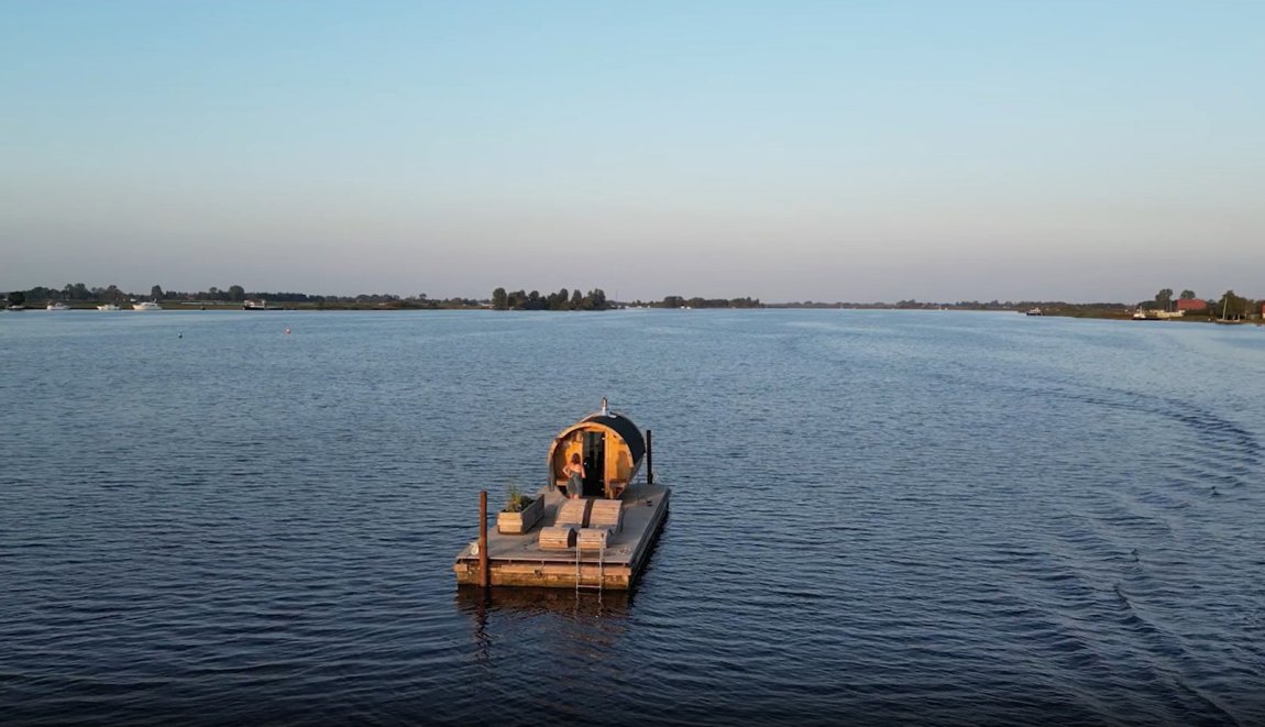 Floating sauna in Friesland