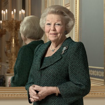 Prinsess Beatrix posing infront of a mirror