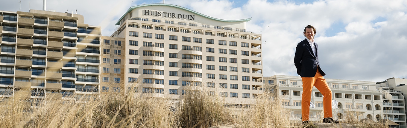Portrait Coen van Veen in the dunes in front of Grand Hotel Huis ter Duin in Noordwijk