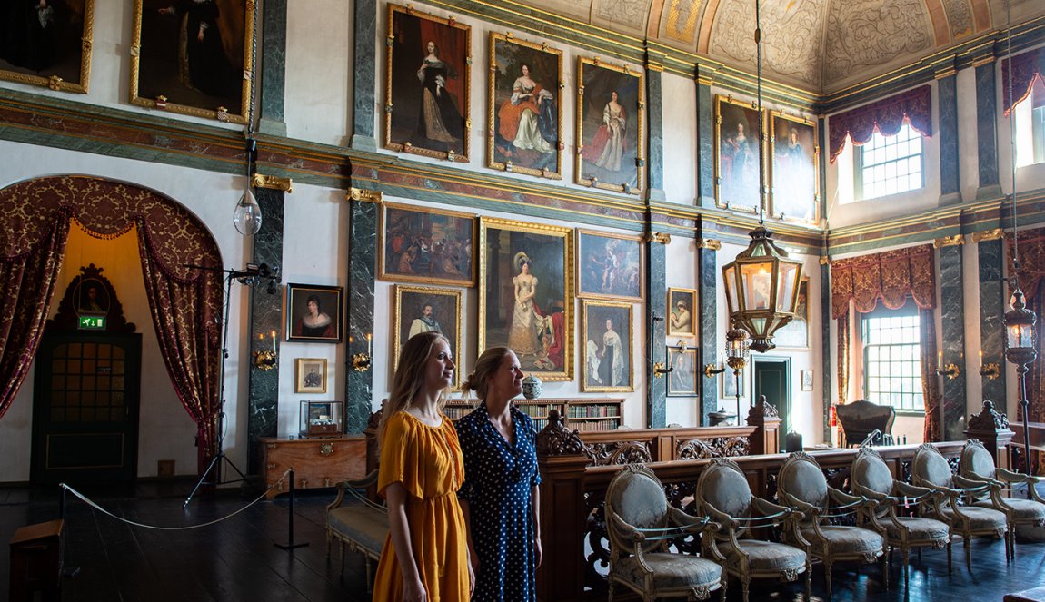 Kasteel Amerongen young ladies admire the interior