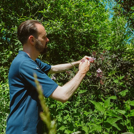Emile van der Staak De Nieuwe Winkel knippend in voedselbos