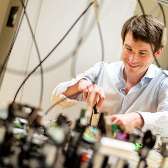 CEO Simon working on quantum networking technology at Dutch company QphoX