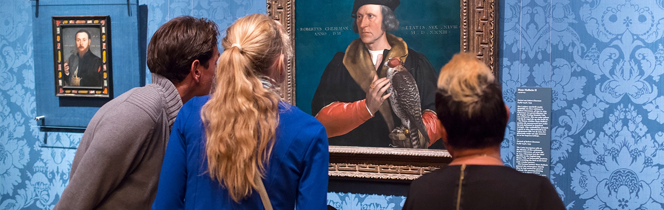People looking at paintings in Mauritshuis Den Haag