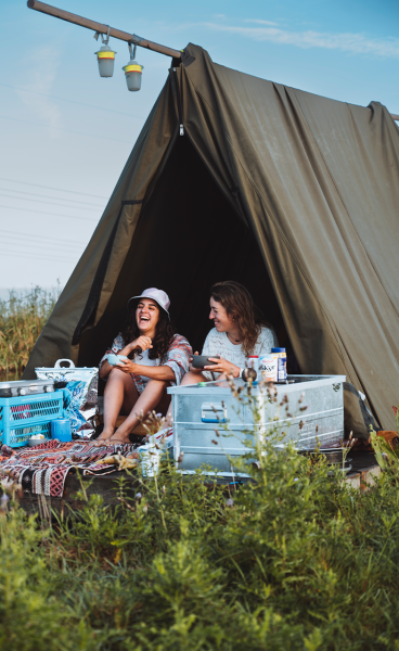 Grils enjoying camping in Flotten 