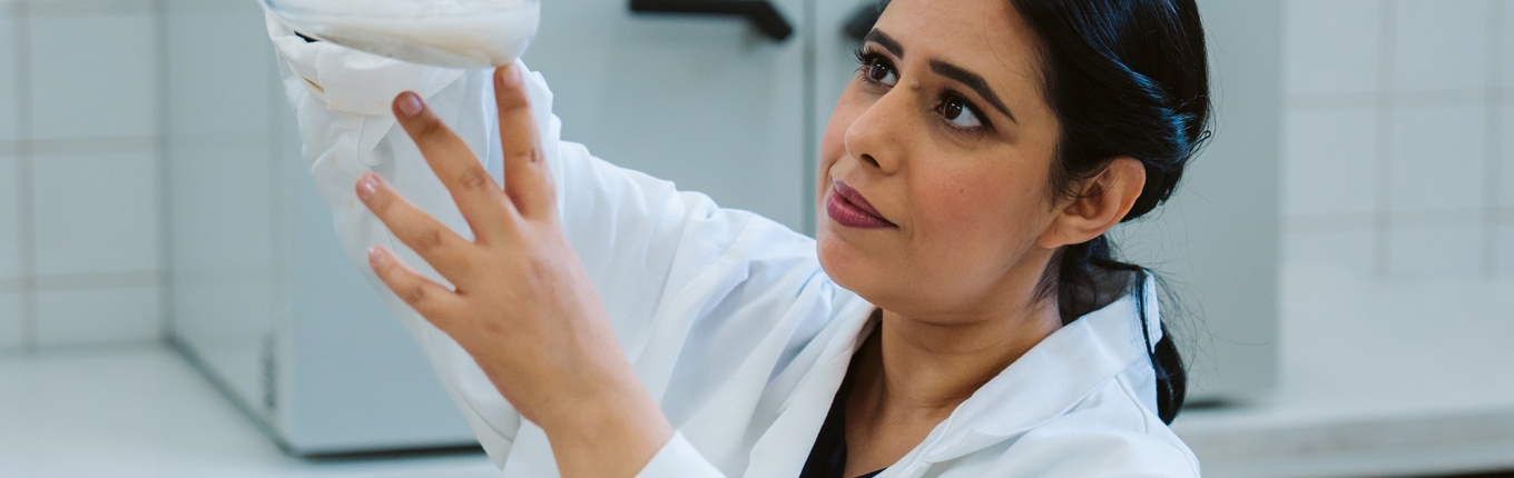 Portraitphoto Jalila Essaidi working in the lab Portraitphoto Jalila Essaidi working in the lab