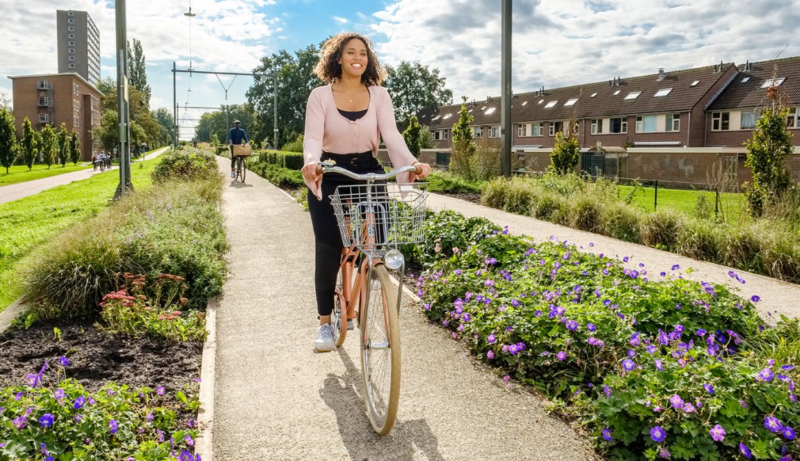 Cyclists in Oosterspoorbaanpark Utrecht
