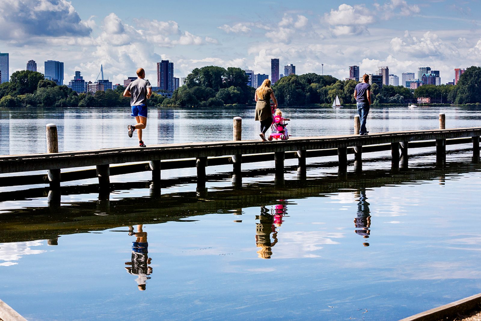 Runner on jetty Kralingse Plas © Iris van den Broek
