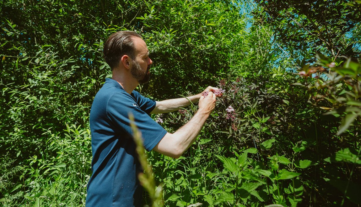 Emile van der Staak De Nieuwe Winkel in his food forest Emile van der Staak De Nieuwe Winkel in his food forest