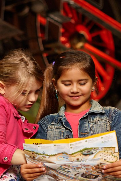Kids looking at map at Spoorwegmuseum Utrecht