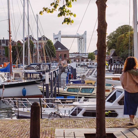 Dordrecht Maartensgat couple looks at the boats in the harbor