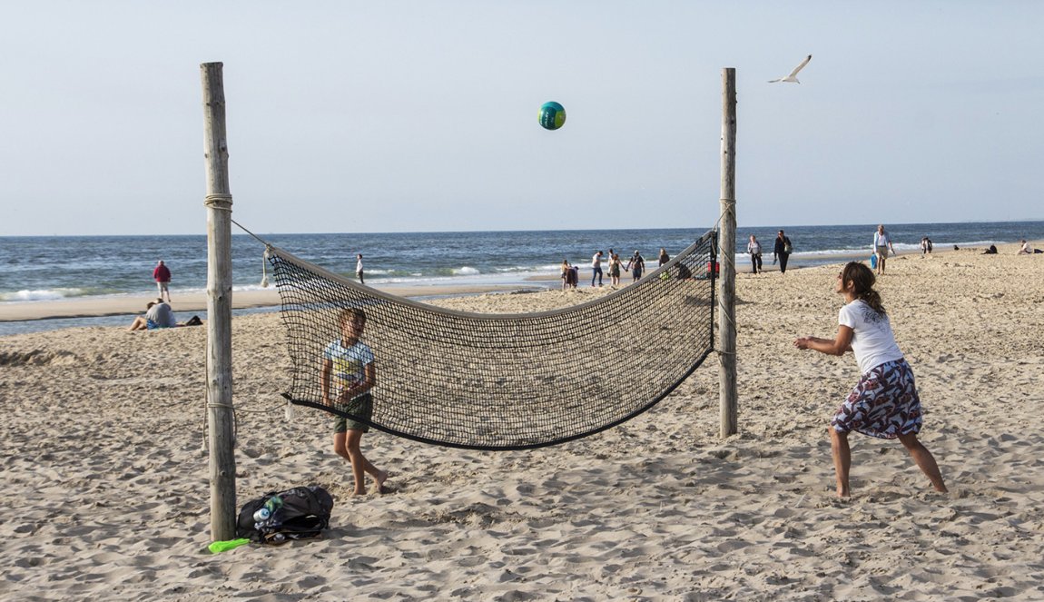 Play volleyball on the beach in Petten