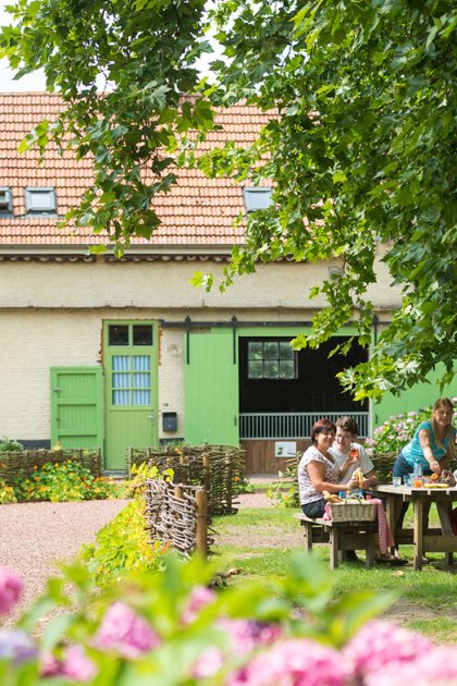 Wortel-Kolonie exterior with people at the table