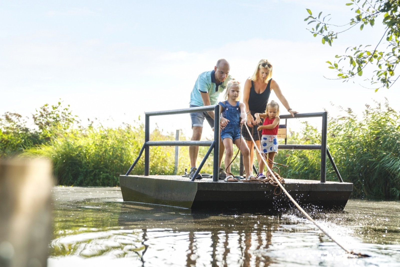 Family is rafting in the Weerribben-Wieden 