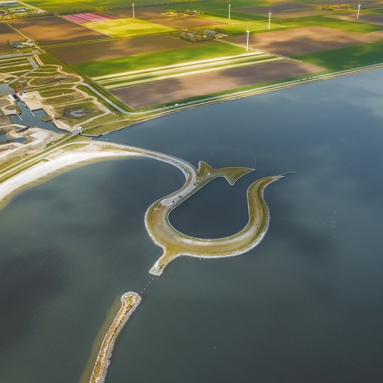In the Wolderwijd off the coast of Zeewolde lies a peninsula in the shape of a tulip