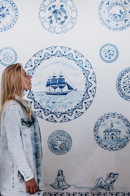 Zuiderzeemuseum Enkhuizen lady admires blue white wall