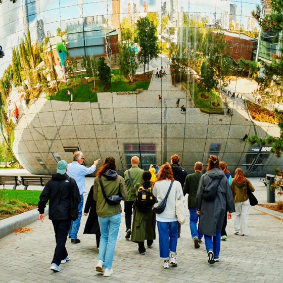 A group is walking towards Het Depot at Museum Boijmans Van Beuningen